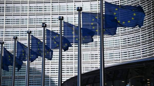 Read more about the article Guardian: ЕК предлагает ввести санкции против 70 судов и 22 банков в рамках санкций