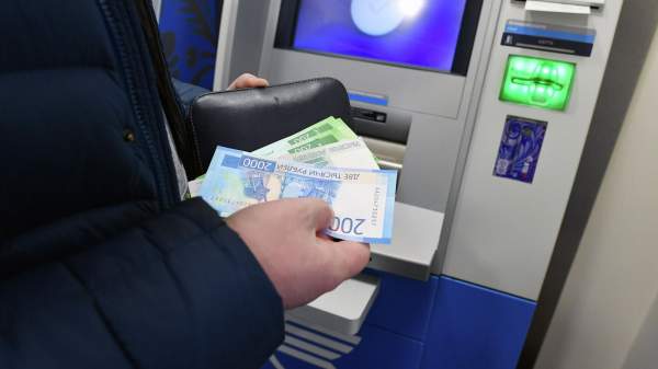 Read more about the article ЦБ назвал 9 признаков мошеннических операций при снятии наличных в банкоматах