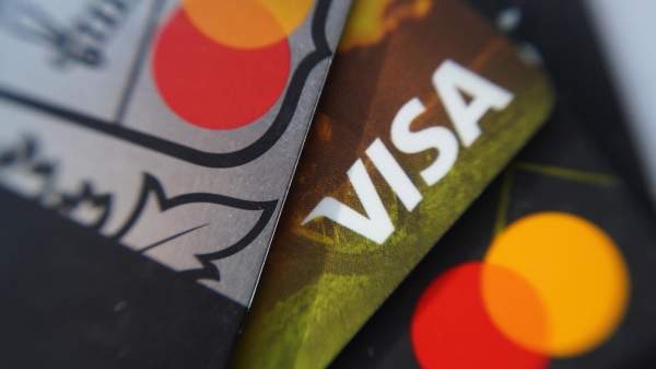 Read more about the article ЦБ: резких шагов по отключению карт Visa и Mastercard с продленным сроком не будет
