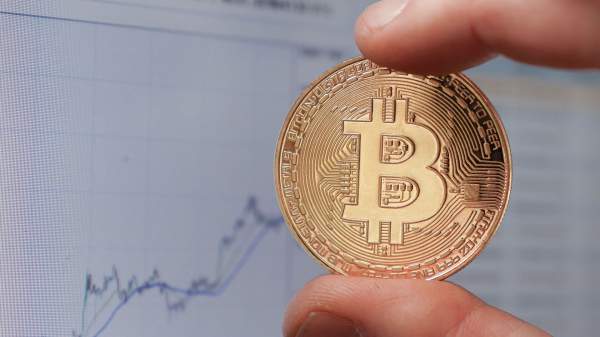 Read more about the article Минфин обсуждает с ЦБ условия допуска неквалифицированных инвесторов к криптовалютам