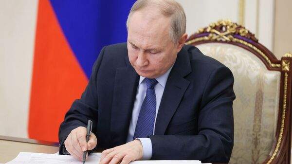 Read more about the article Путин подписал закон, упрощающий доступ лизинговых компаний к кредитным историям клиентов