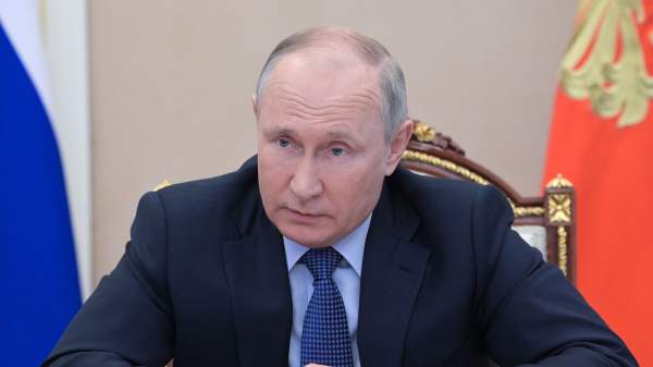Read more about the article Путин подписал закон, ужесточающий контроль за финансовыми операциями экстремистов