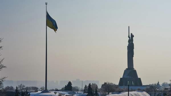 Read more about the article На Украине с 25 февраля введут в оборот номиналом в 200 гривен с нацистским лозунгом