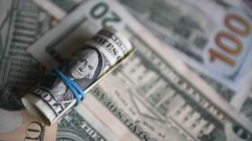 Депутат Аксаков: Россиянам не стоит сейчас скупать доллары