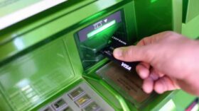 Хаминский: упавшие на карту чужие деньги нельзя тратить и переводить обратно
